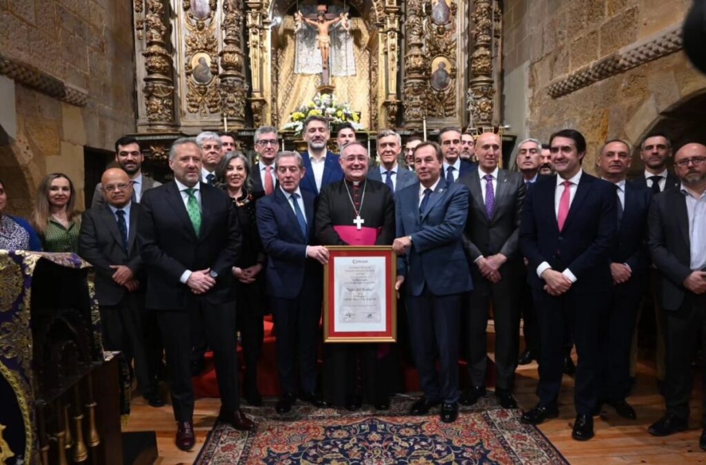 El Acto del Perdón recibe la distinción como Personaje Singular de la Semana Santa otorgado por la Cámara de Comercio de León