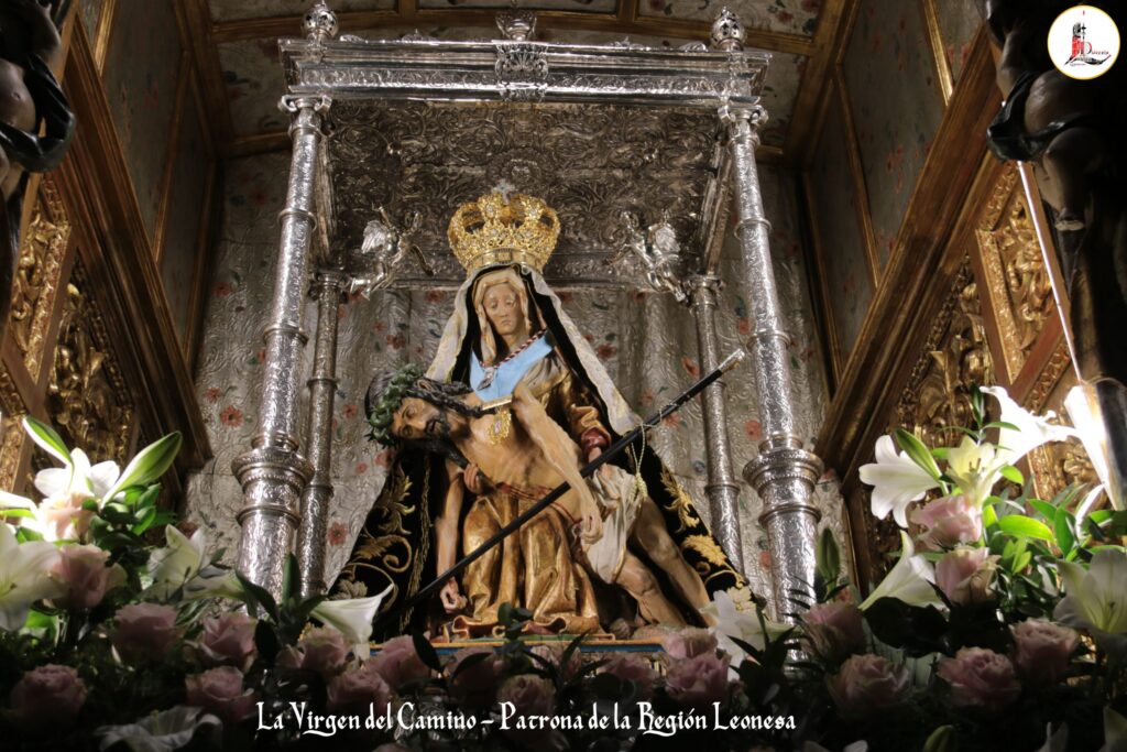 Imagen de la Virgen del Camino rodeada de flores en su basílica.