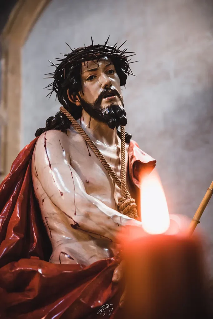 Imagen de Nuestro Padre Jesús de la Misericordia de la Redención junto a una vela encendida