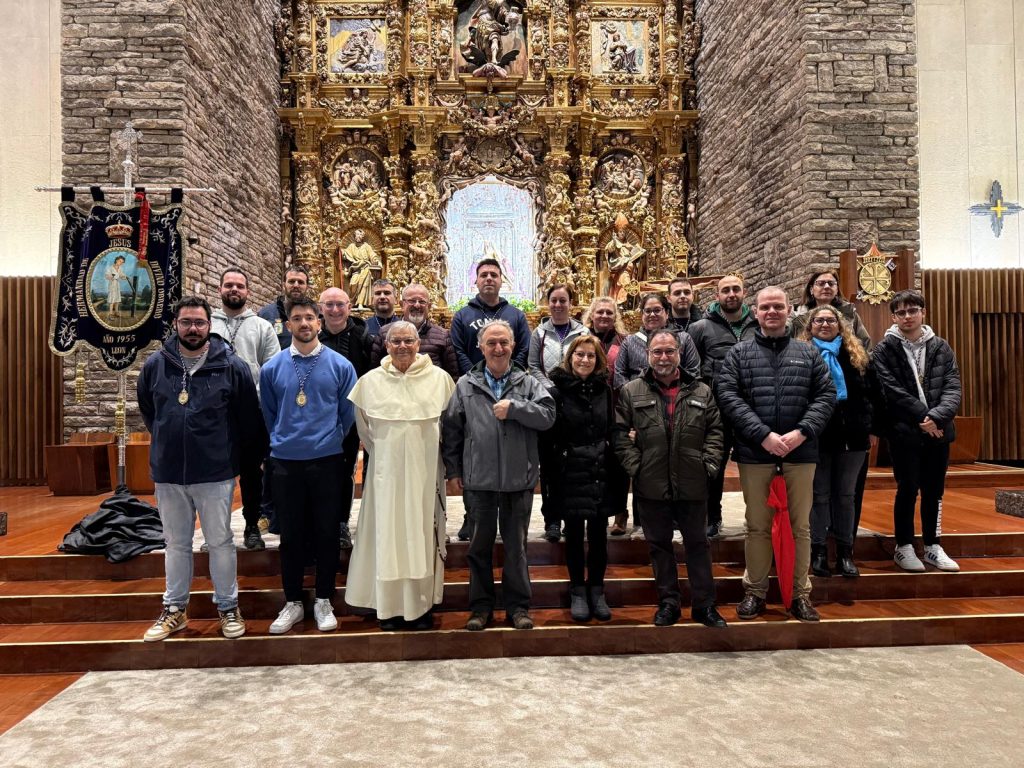 La Real Hermandad de Jesús Divino Obrero peregrina al Santuario de la Virgen del Camino