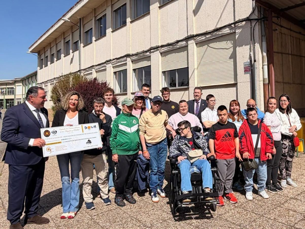 La Cofradía de Nuestra Señora de las Angustias y Soledad entrega a Amidown León la recaudación de su concierto solidario