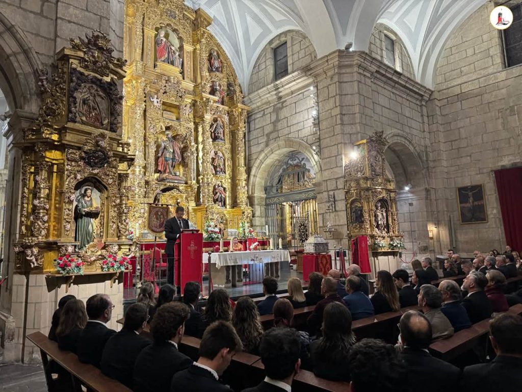 Interior de la parroquia de San Marcelo durante la celebración de una Eucaristía con asistentes en los bancos.