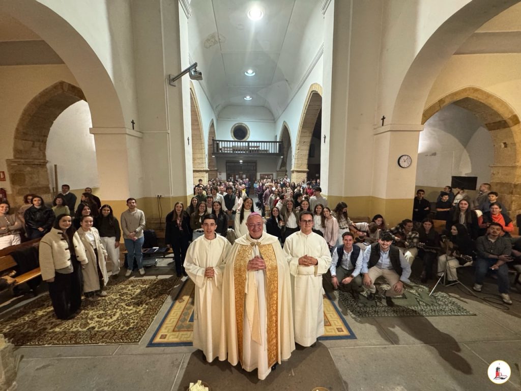 Interior de la parroquia de Santa Ana con asistentes y clérigos reunidos en una vigilia.